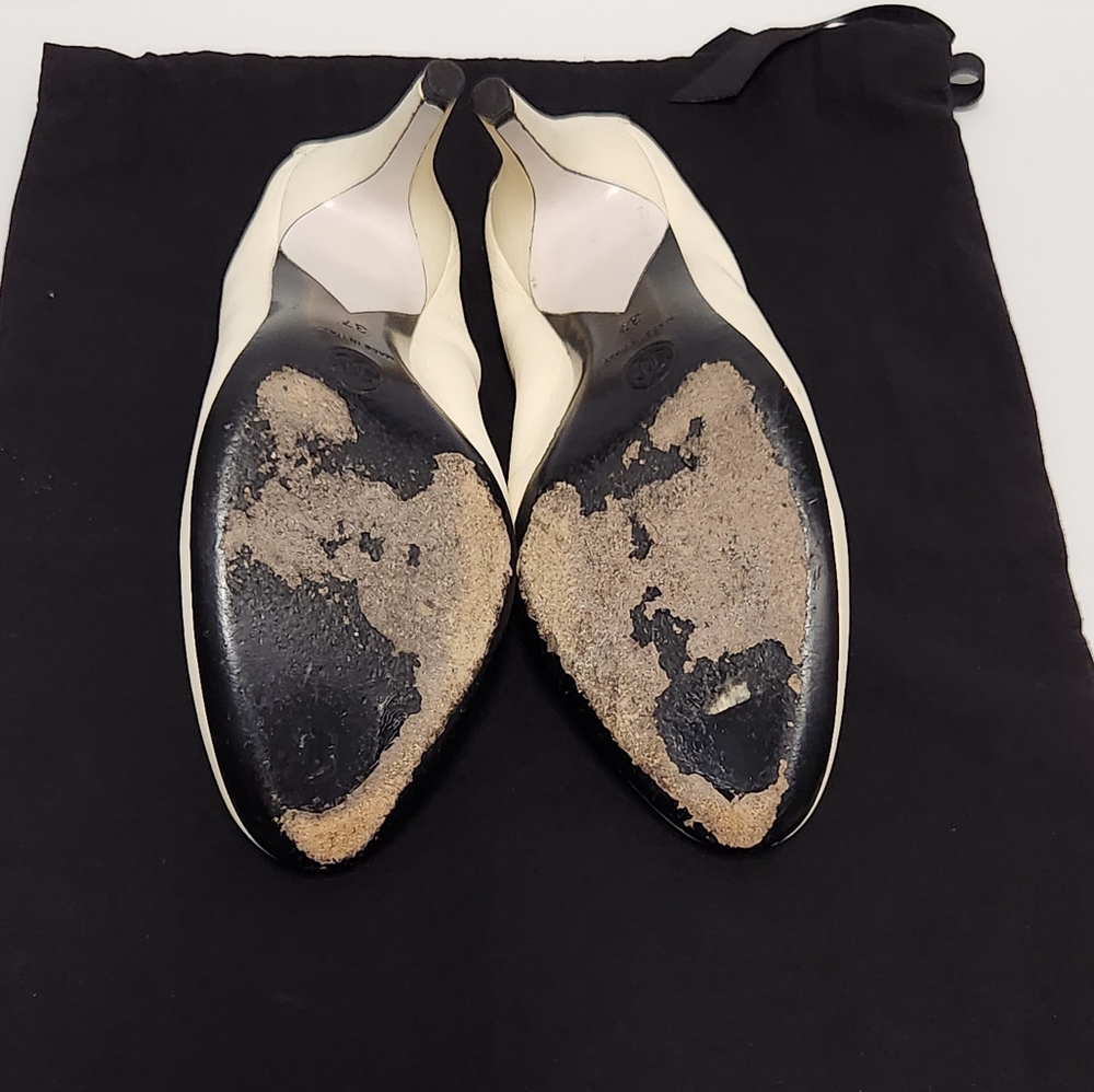 CHANEL Cream and Black CC Logo Kitten Heel Pumps - Picture 13 of 14